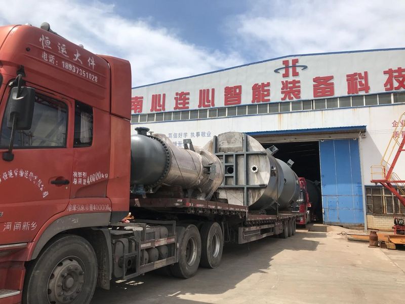 結(jié)晶器、母液槽、循環(huán)加熱器等項(xiàng)目設(shè)備生產(chǎn)完畢，裝車發(fā)貨現(xiàn)場(chǎng)